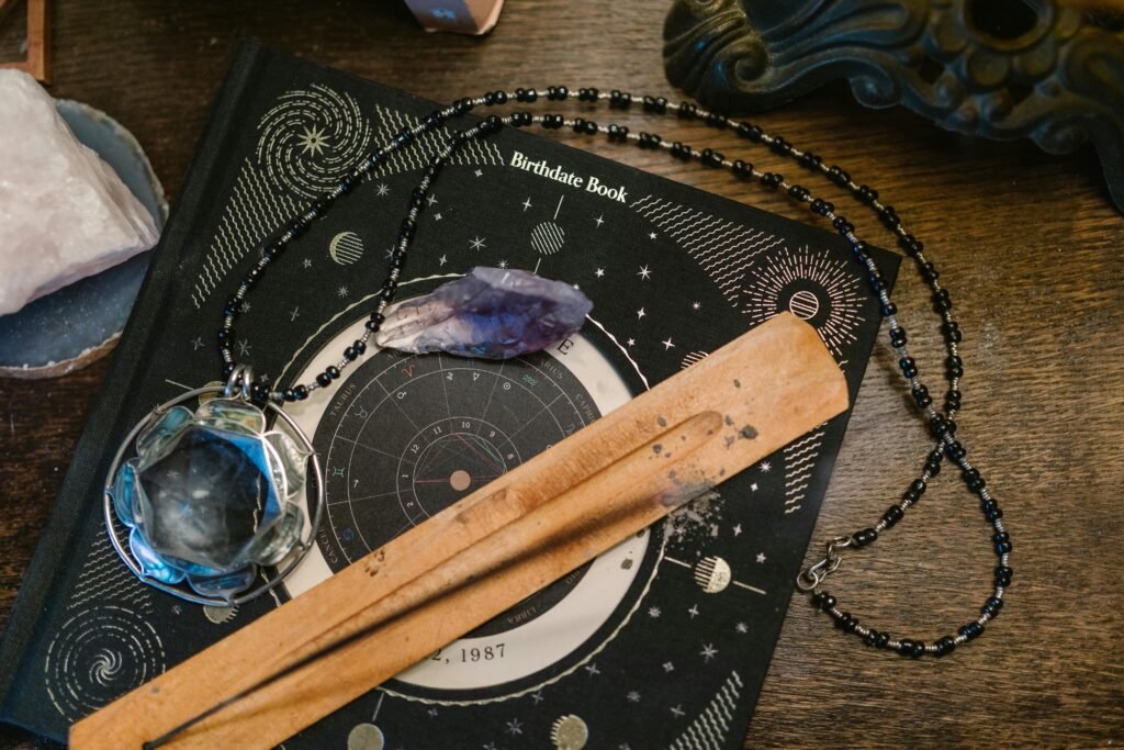 Horoscope du jour – Outils de voyance et prédictions quotidiennes Outils de voyant utilisés pour l’horoscope du jour et les prédictions astrologiques quotidiennes